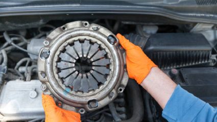 सावधान! तुमच्या ‘या’ 5 चुकांमुळे Clutch Plate चा होतोय चक्काचूर; आजच बदला सवय