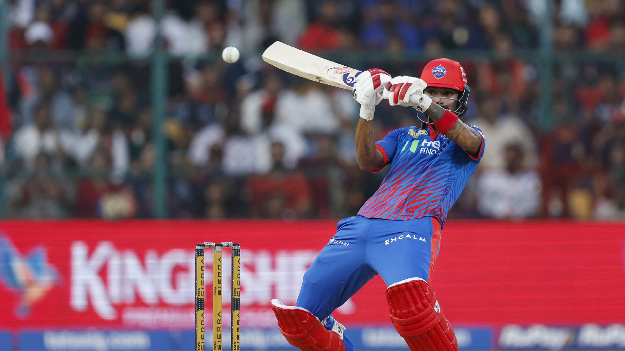 RCB Vs DC Live: केएल राहुलने होम ग्राऊंडवर दाखवला ‘क्लास’; रजत सेनेचा 6 विकेट्सने पराभव