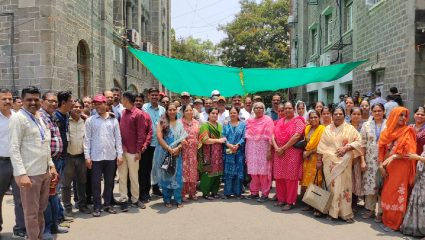 पुण्यात सरकारी ‘कुलूप’! बेमुदत संपाने शासकीय यंत्रणा ठप्प, कर्मचाऱ्यांचा एल्गार