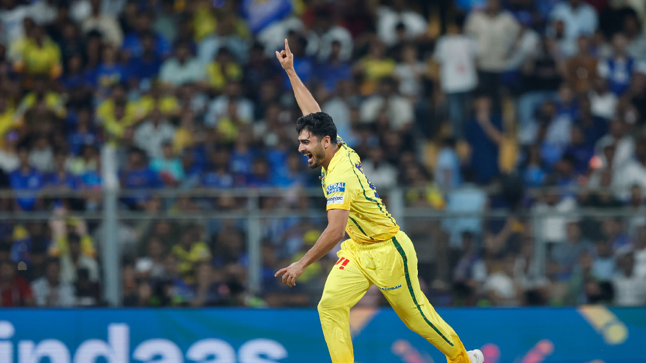 IPL 2026: अश्रूंच्या धारा पण नजरेत अंगार! Mukesh Chaudhary च्या ‘त्या’ विकेटने वानखेडे गहिवरलं