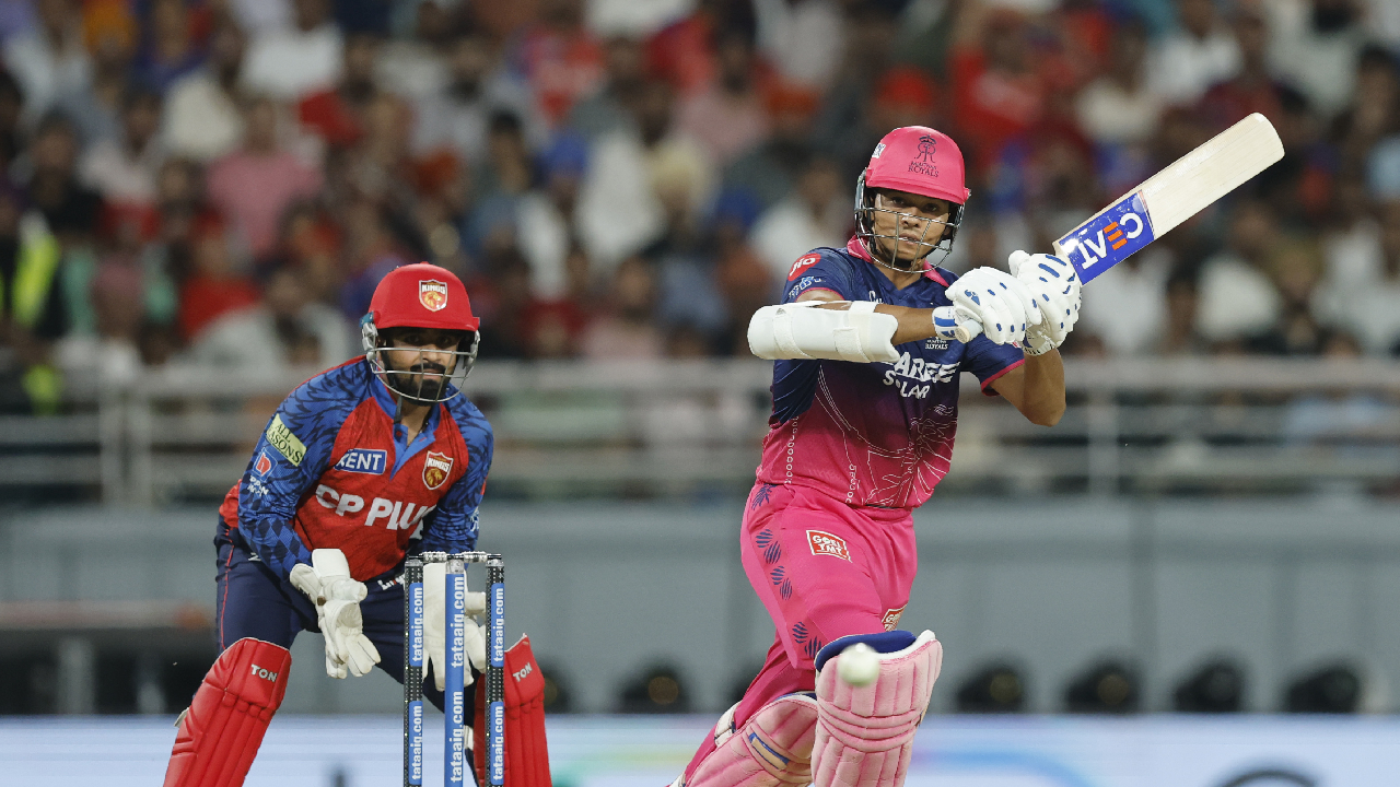 PBKS Vs RR Live: पंजाबचा Unbeaten स्पेल संपला! ‘रॉयल्स’समोर ‘किंग्ज’ बेजार; विकेट्सने चारली धूळ