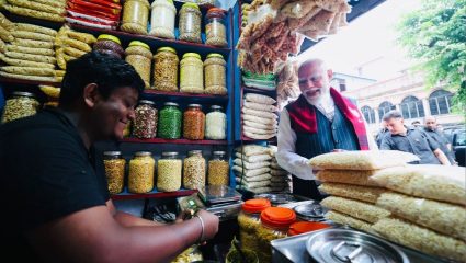 PM Modi Jhalmuri : पश्चिम बंगालमध्ये झालमुरीचे राजकारण! PM मोदींनी स्वाद घेताच विरोधकांना लागली मिरची