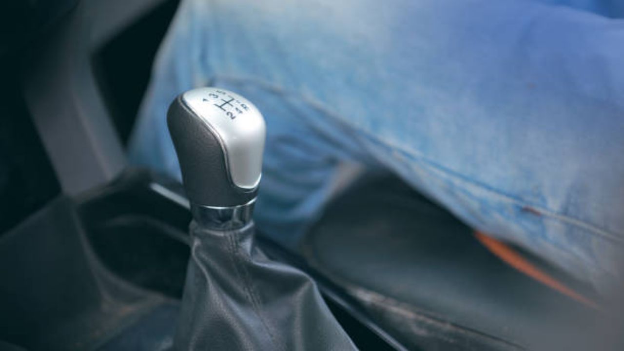 कार चालवताना तिसरा गिअर कधी वापराल? जाणून घ्या योग्य पद्धत, स्पीड आणि महत्वाच्या टिप्स