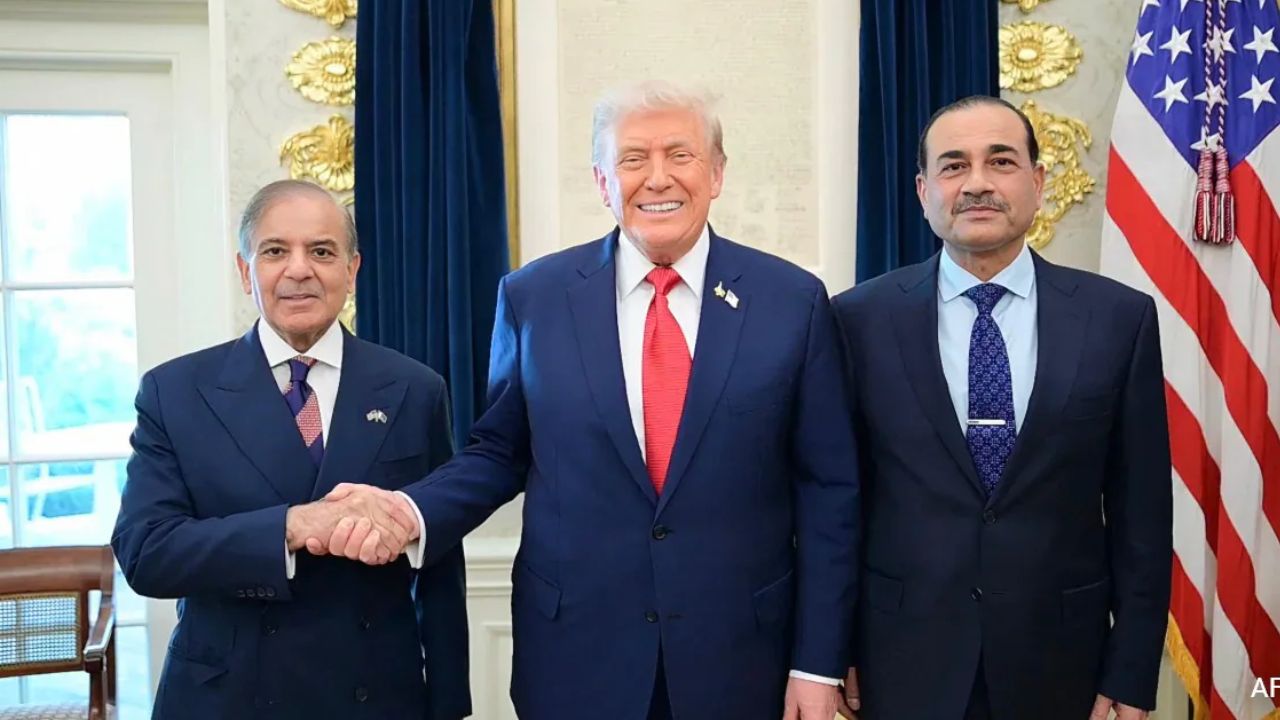 Pakistan News : ट्रम्प यांची चमचागिरी फळली! पाकिस्तानला IMF कडून १.२ अब्ज डॉलर्सचा निधी मंजूर