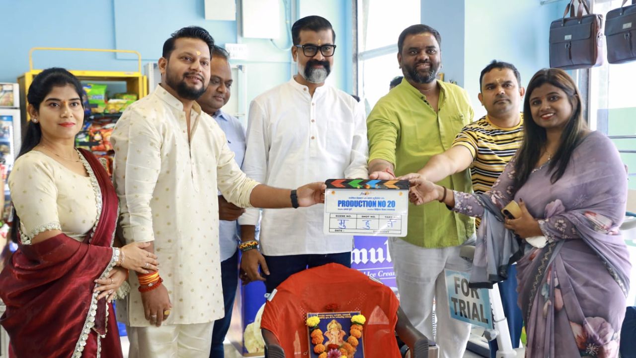 “हंपी” नंतर प्रकाश कुंटे यांचा नवा कौटुंबिक चित्रपट येणार प्रेक्षकांच्या भेटीस; ठाण्यात मुहूर्त संपन्न