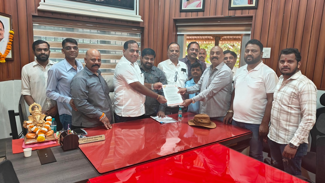 बाळासाहेब ठाकरे स्मारकाचे सुशोभीकरण करा; महाबळेश्वर शिवसेनेचे मुख्याधिकाऱ्यांना निवेदन