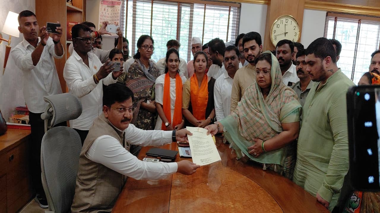 साताऱ्यात एनसीईआरटीविरोधात जिल्हाधिकारी कार्यालयावर मोर्चा; वृषालीराजे भोसलेंनी केलं मोर्चाचे नेतृत्त्व