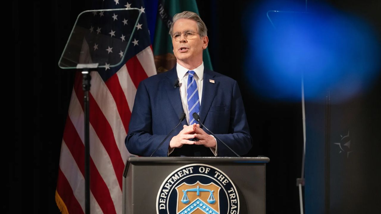 Hormuz Blockade: इराणला भिकेला लावण्याची अमेरिकेची तयारी; बेझंट म्हटले, ‘आता तेल विहिरींवर ‘टाळे’ लागणार आणि खजिना होणार रिकामा’