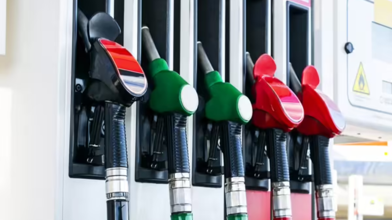 Iran Us War : तेल कंपन्यांना दररोज 1600 कोटींचा फटका! धक्कादायक अहवाल समोर; सर्वसामान्यांवर इंधन दरवाढीची टांगती तलवार