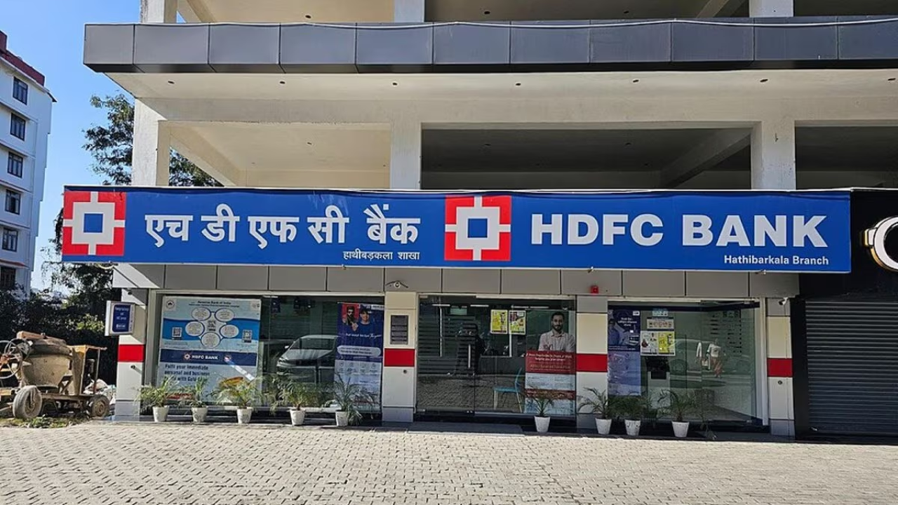 HDFC बँकेचा मोठा दणका! 12 बड्या अधिकाऱ्यांचं Increment रोखलं, Employee Stock Option ही रद्द; नेमकं प्रकरण काय?
