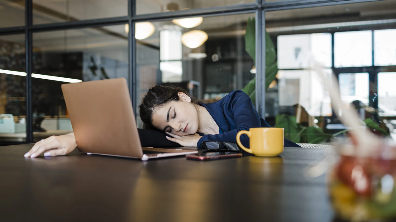 Chinamaxxing : ऑफिसमध्येच झोपून काम पूर्ण करायचा नवा जुगाड? Gen Z चा ट्रेन्ड होतोय तुफान व्हायरल!