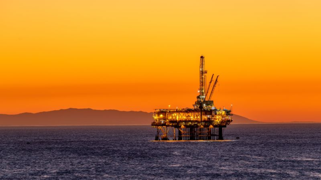 Iran America War : उंबरठ्यावर आलं, भारतानं नाकारलं! 20 लाख बॅरल घेऊन आलेल्या Irani जहाजाला No Entry,नेमकं कारण काय?