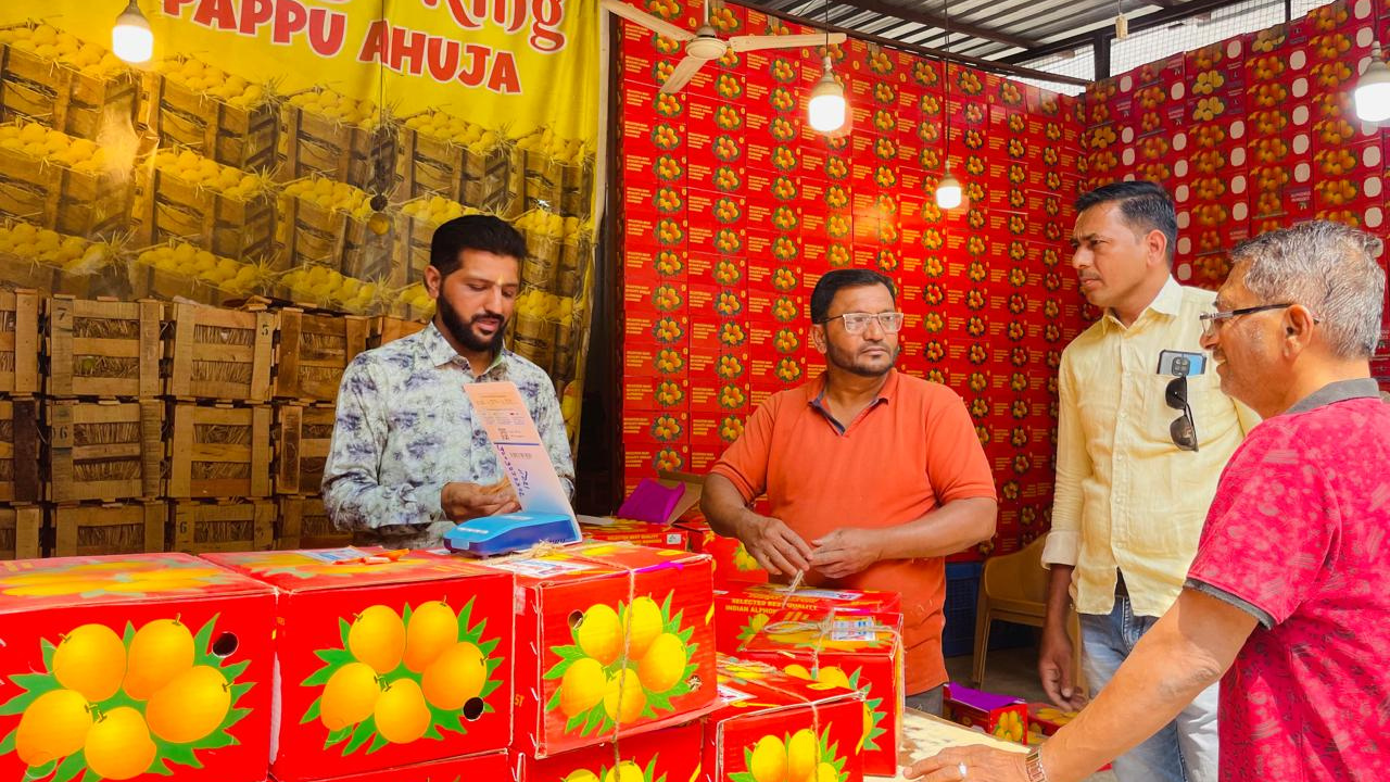 बाप रे! Akshaya Tritiya चा गोडवा महागला? बाजारपेठेत आंब्याची मोठी आवक, पण दर तब्बल…