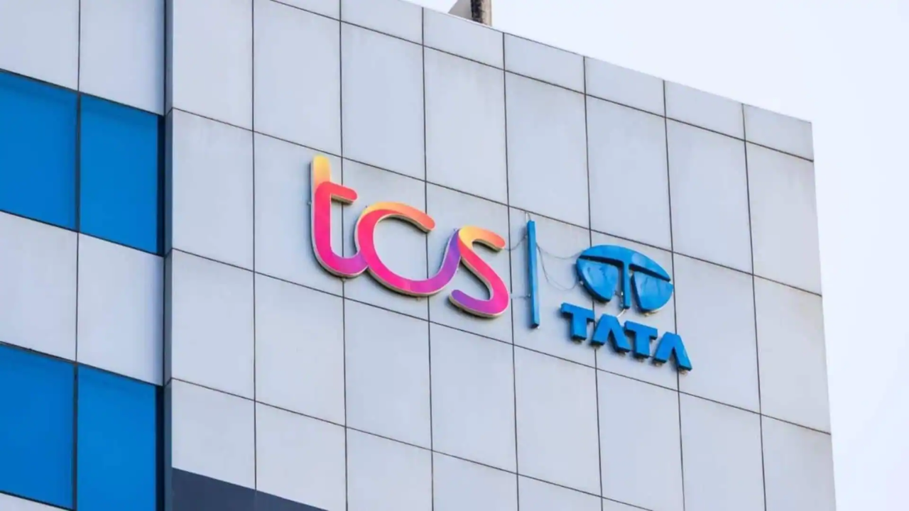 TCS कडून कर्मचाऱ्यांना मोठं गिफ्ट! आता कोणाचाही Job जाणार नाही; नोकरकपात थांबवली, पगारातही होणार मोठी वाढ?