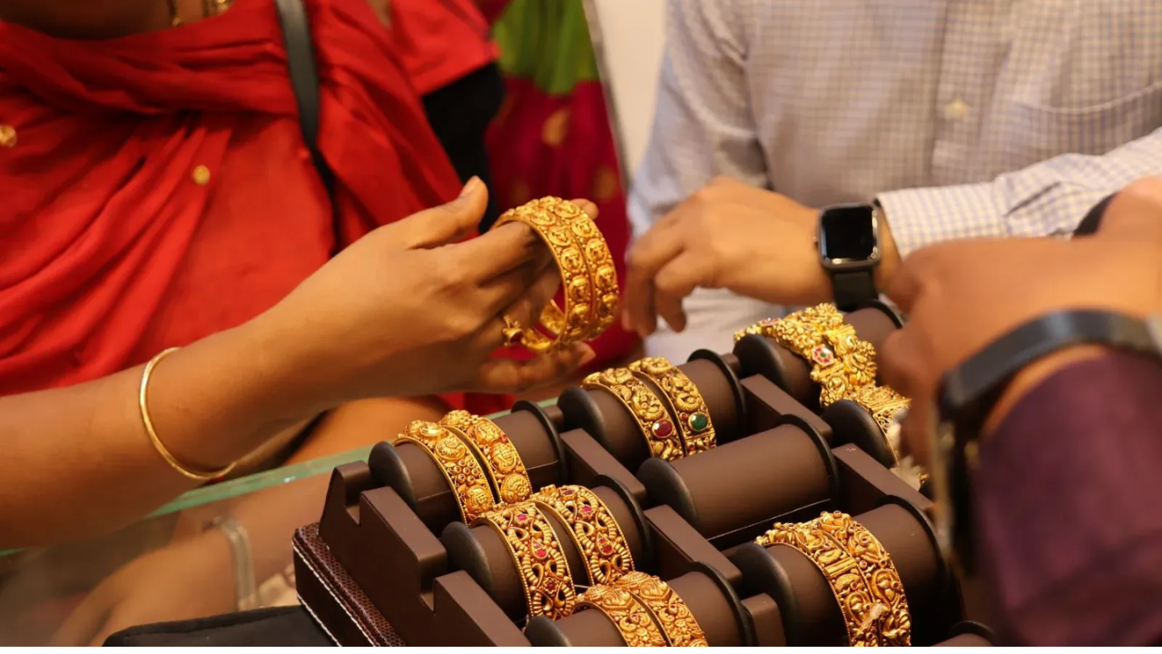 Gold Silver Price Hike : चांदी 13000 रुपयांनी महागली, तर सोन्याने ओलांडला नवा टप्पा, का वाढले एकाएकी दर?