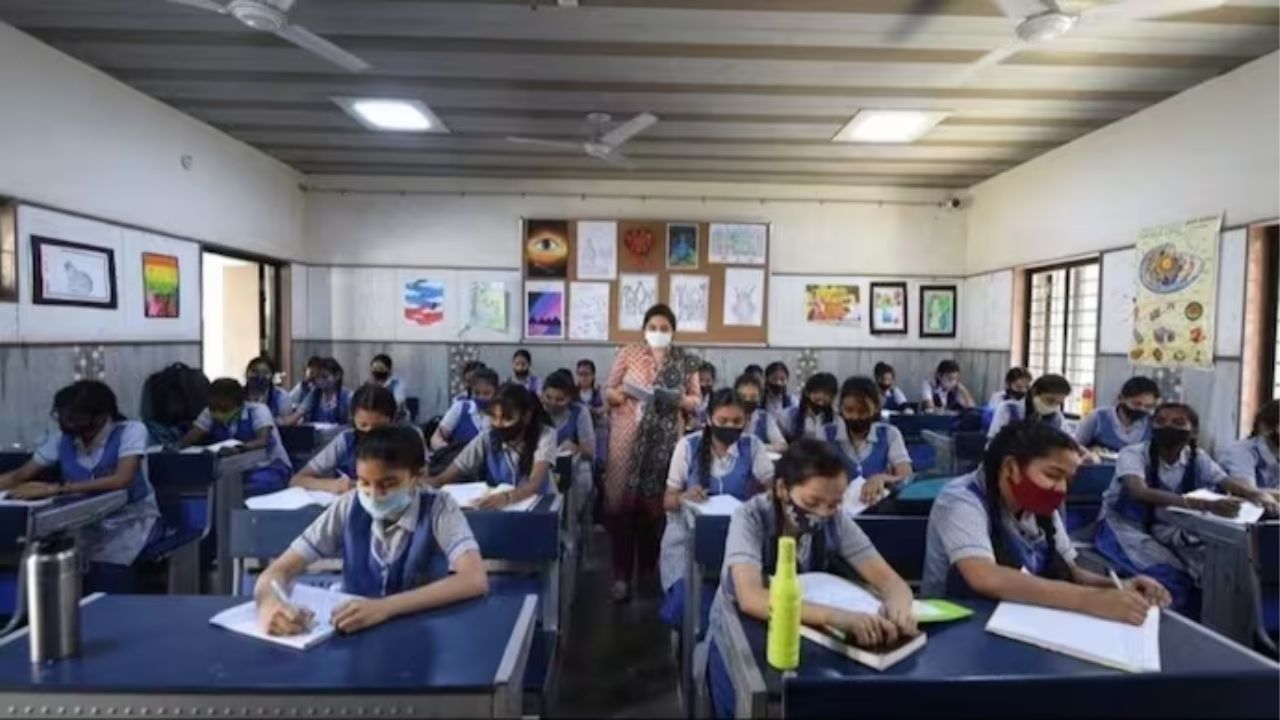 CBSE 10th Exam 2026: 10 वीचे विद्यार्थी Fail होणार नाहीत! ‘Skill Subject’मुळे बदलेल निकाल? जाणून घ्या बोर्डाचा नवा नियम