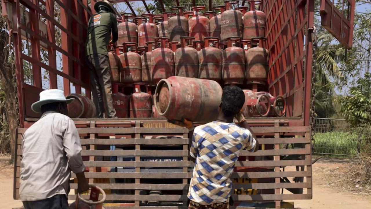 LPG Gas Cylinder Booking : Gas Booking आणि Supply बाबत सरकारचा मोठा निर्णय; आता ग्राहकांची डोकेदुखी थांबणार?