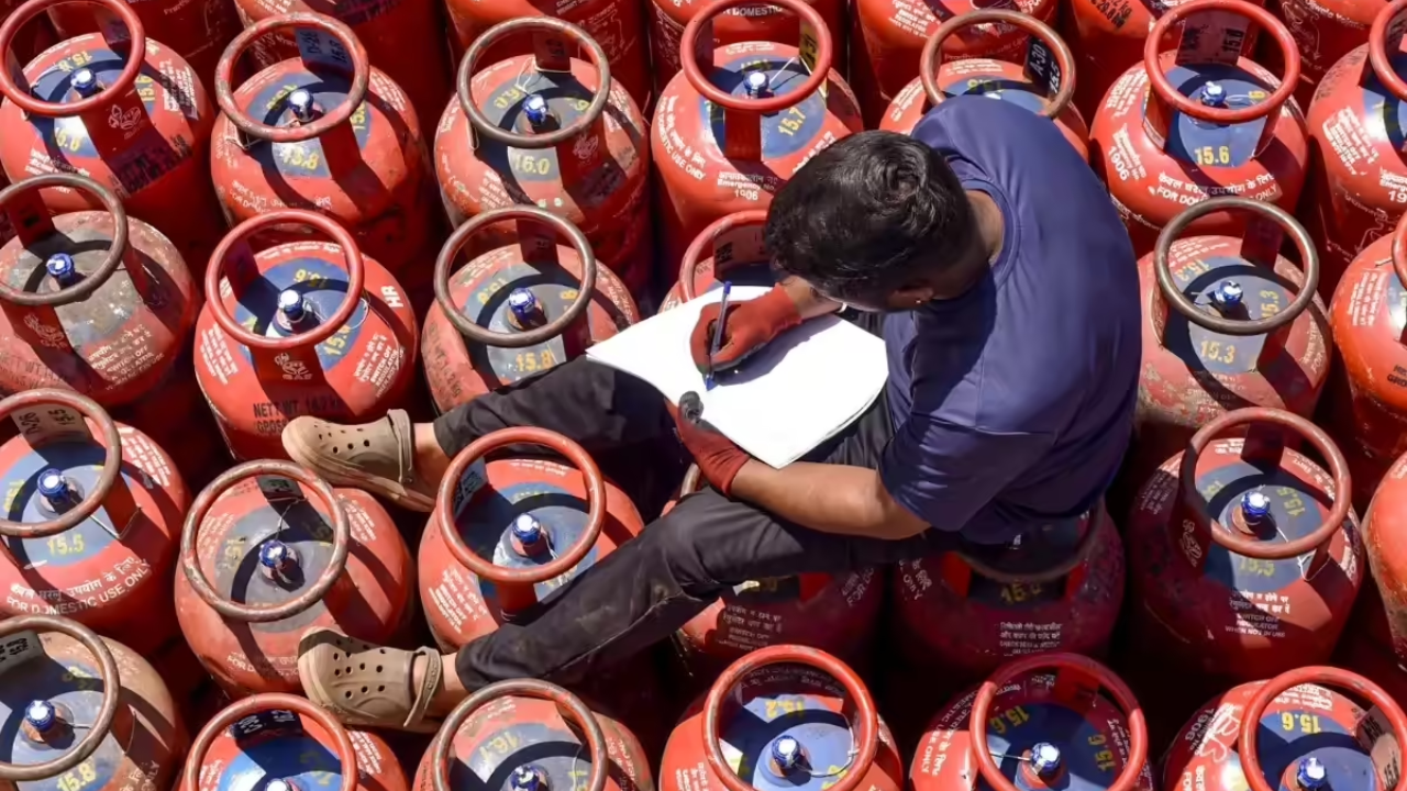 LPG Gas Delivery: गॅस डिलिव्हरी बॉय तुमच्याकडे जास्तीचे पैसे मागतोय? गप्प बसू नका, ‘या’ नंबरवर करा लगेच तक्रार!