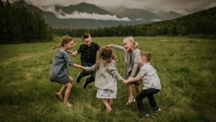 Sibling Day 2026 : ‘तू दत्तक आहेस!’ हे म्हणणाऱ्या भावंडांसाठी आजचा दिवस खास; जाणून घ्या सिबलिंग डे चा रंजक इतिहास