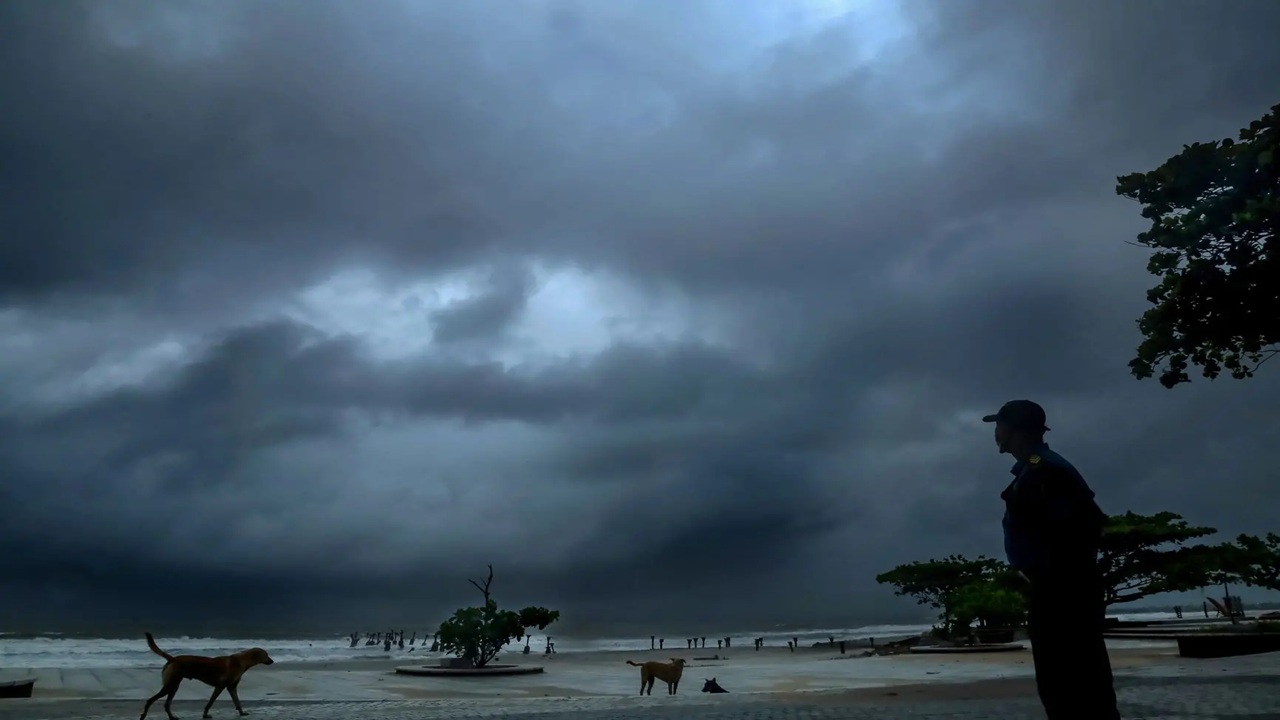 Weather Update : मान्सूनबद्दलची सर्वात मोठी अपडेट! यंदा पाऊस केव्हा, कुठे आणि किती कोसळणार? जाणून घ्या सविस्तर माहिती