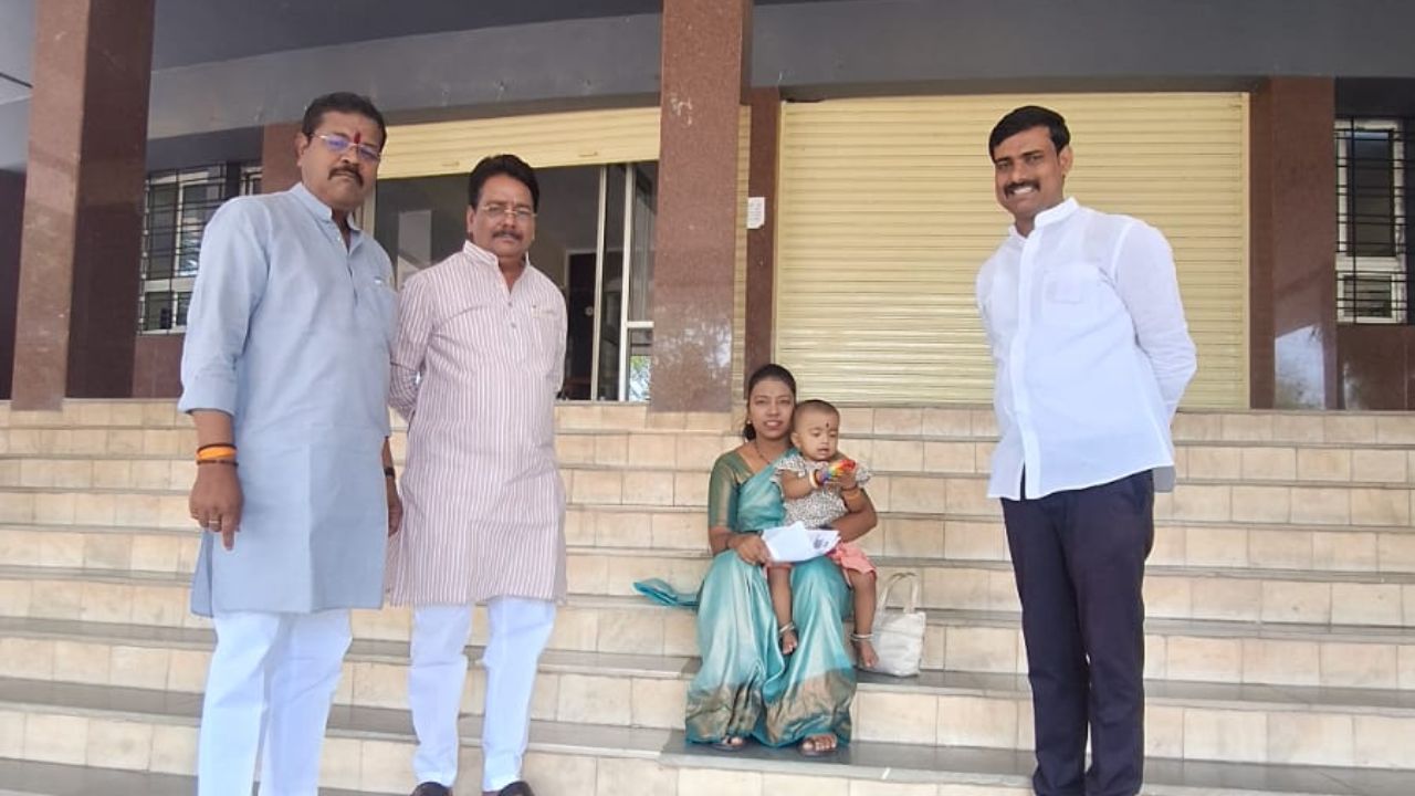 Solapur News : रस्ता डांबरीकरणात गैरप्रकाराचा आरोप; नगरसेविका उपोषणावर, अधिकाऱ्यांवर कारवाईची मागणी