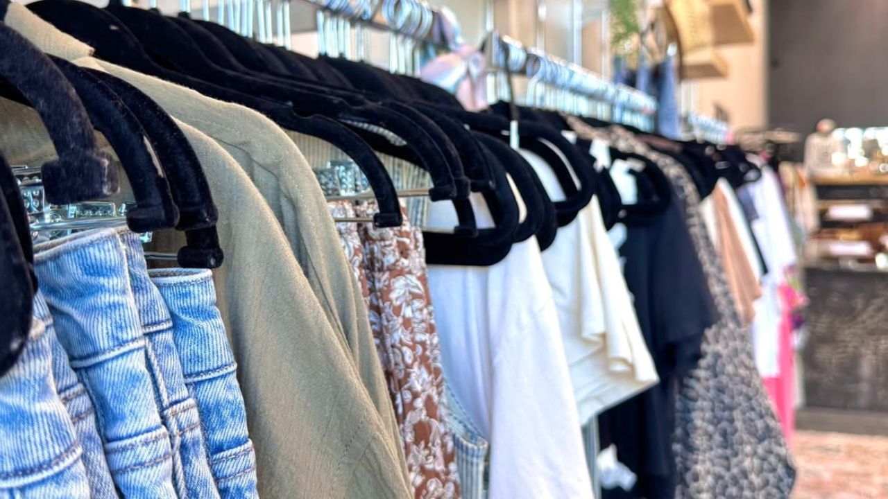 Summer special fabric: फक्त सनस्क्रीन पुरेसे नाही; गरमीपासून त्वचेला वाचायचंय? मग ‘अशा’ कपड्यांची निवड करा