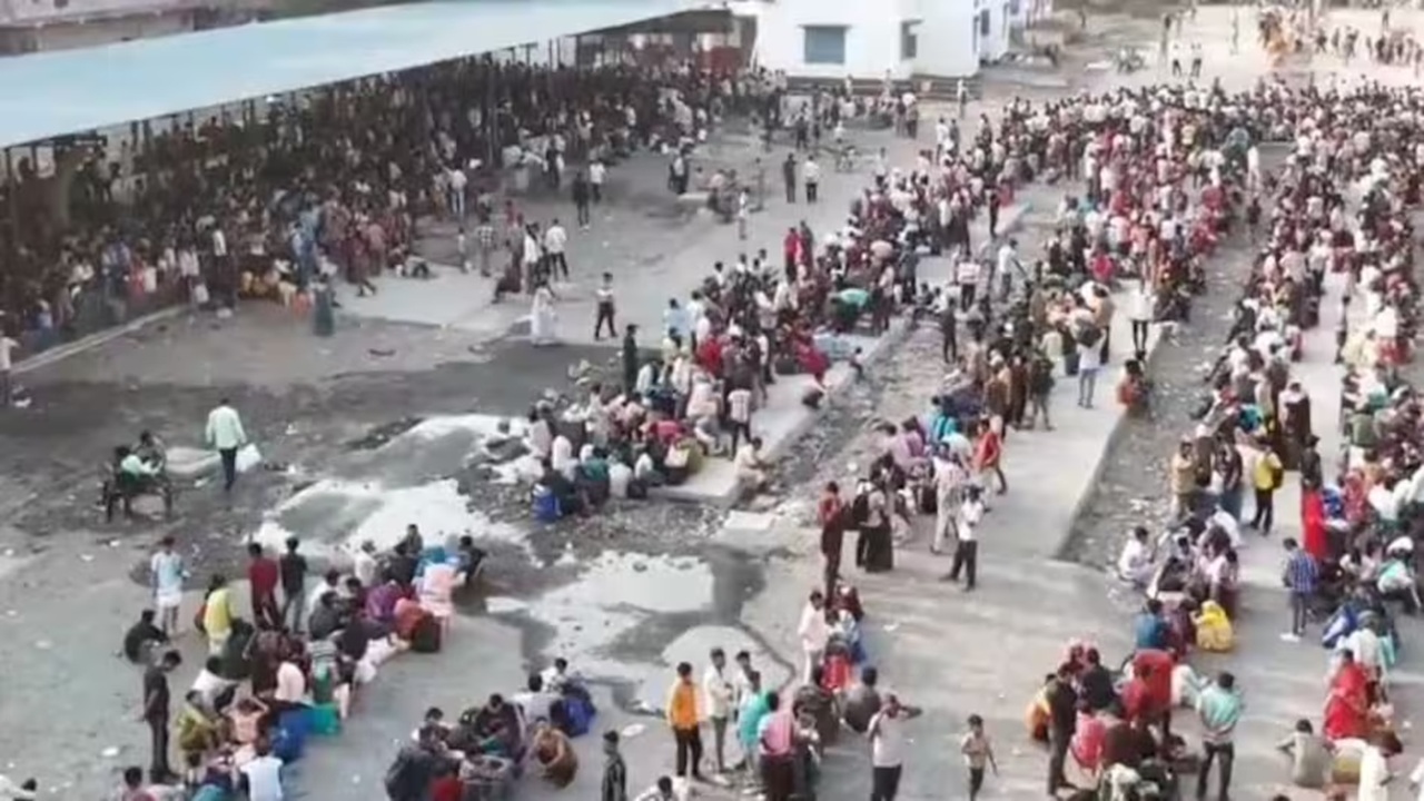 LPG संकटाचा फटका; Surat रेल्वे स्थानकावर गर्दीचा सैलाब, पोलिसांचा लाठीचार्ज