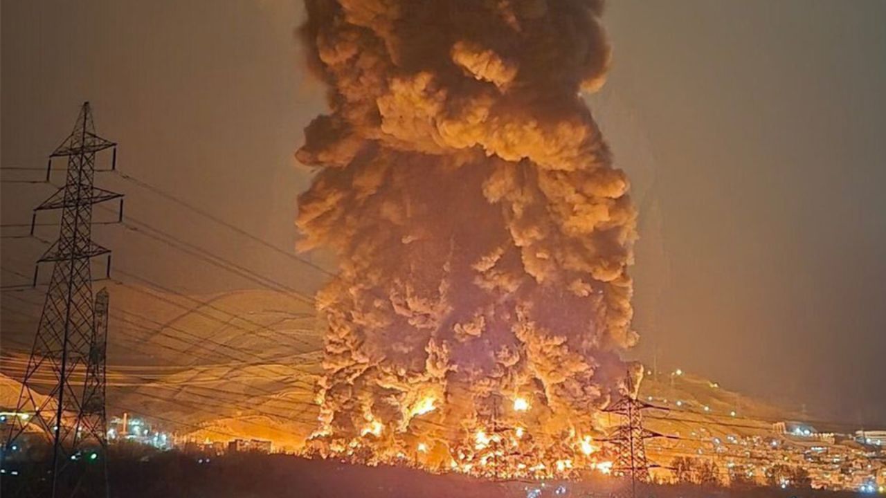 Black Rain : युद्धापेक्षाही भयंकर ‘ब्लॅक रेन’चा विळखा! इराणमध्ये आकाशातून बरसतोय मृत्यू; तेल साठ्यांवरील हल्ल्यांनी निसर्गाचा कोप