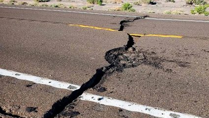 US Nevada earthquake : अमेरिकेत मध्यरात्री अचानक जमीन हादरली! रस्त्यांवर नागरिकांची धावा धाव, नेमकं काय घडलं?