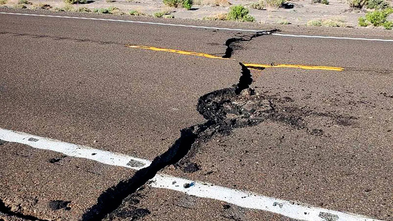 US Nevada earthquake : अमेरिकेत मध्यरात्री अचानक जमीन हादरली! रस्त्यांवर नागरिकांची धावा धाव, नेमकं काय घडलं?