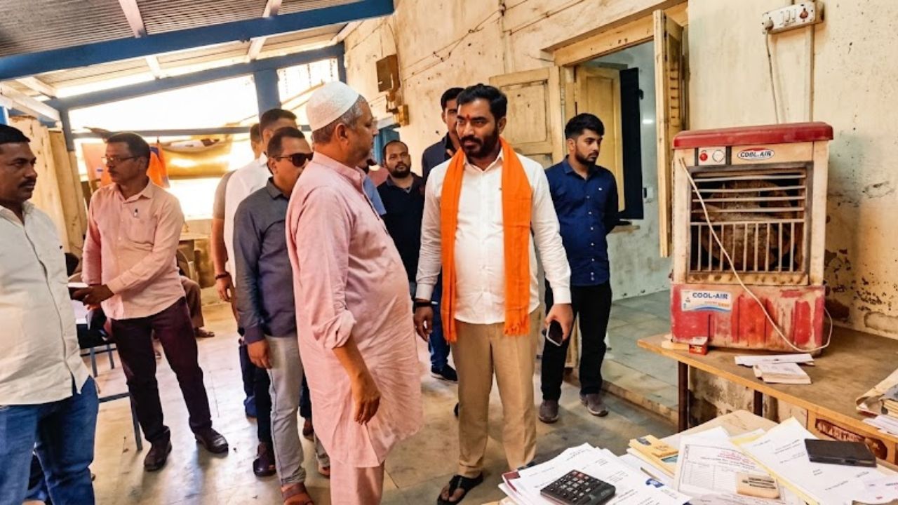 Ahilyanagar News: आमदार खताळांची तलाठी कार्यालयावर ‘धडक’ कारवाई; एका मेसेजवर उघड केला ‘एजंटगिरी’चा कारभार!