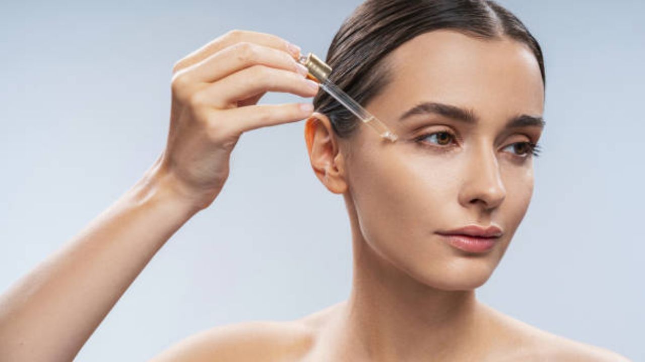 उन्हामुळे त्वचा काळवंडली आहे? मग ‘या’ पदार्थाचा वापर करून घरीच तयार करा Vitamin C सीरम, चेहऱ्यावर येईल ग्लो