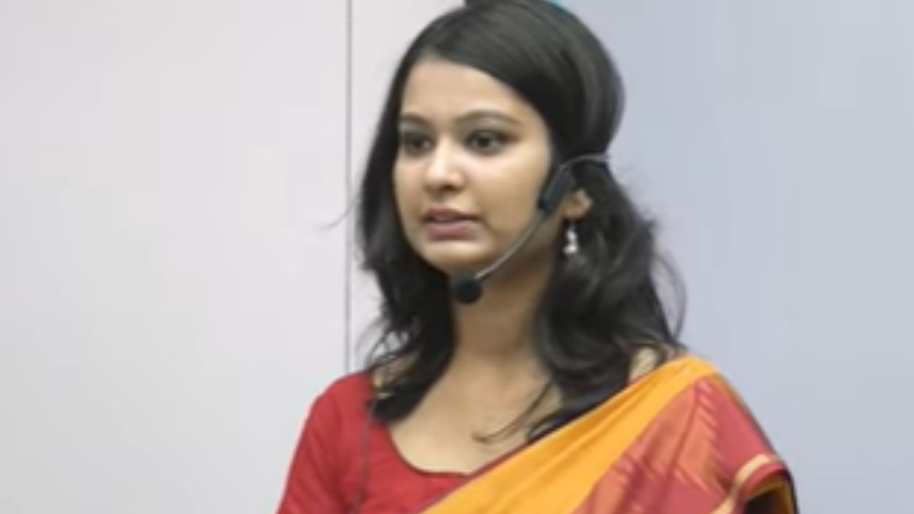 Success Story : जिद्द, मेहनत आणि सातत्याने सलग तीन वेळा UPSC क्रॅक! आयएएस चारूंची जिद्द ठरली यशाची गुरुकिल्ली