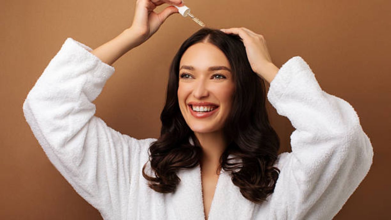 केस खूप जास्त पातळ झाले आहेत? मग खोबरेल तेलात मिक्स करा ‘हे’ पदार्थ, केसांच्या समस्या होतील कायमच्या गायब