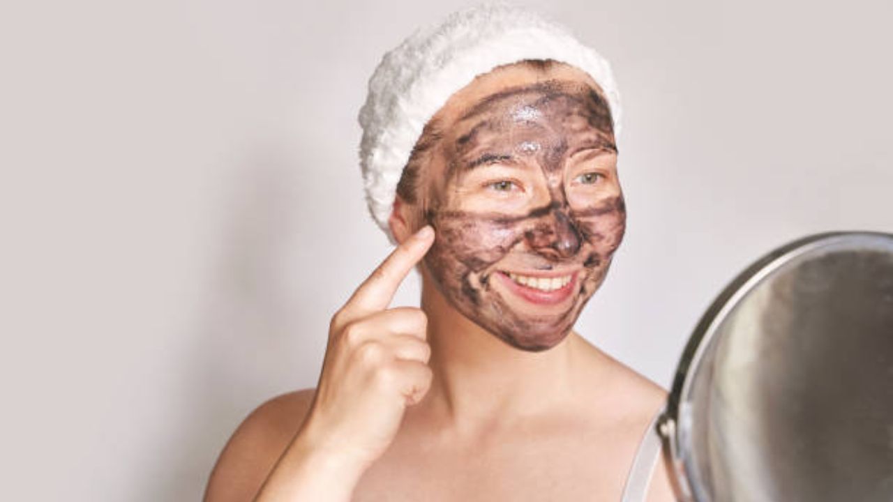 Skin Care Tips: महागडा पील ऑफ मास्क लावणे कायमचे जा विसरून! ‘या’ पदार्थांचा वापर करून घरीच तयार करा नॅचरल मास्क