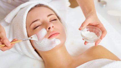 उन्हामुळे टॅन झालेल्या त्वचेवर ‘या’ पद्धतीने करा Rice Facial, चेहऱ्यावर येईल मोत्यासारखा चमकदार ग्लो