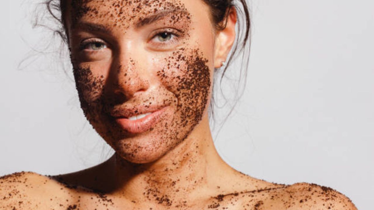 त्वचेवर जमा झालेली डेड स्किन नष्ट करण्यासाठी कॉफी ठरेल वरदान! जाणून घ्या कॉफी वापरण्याची सोपी पद्धत