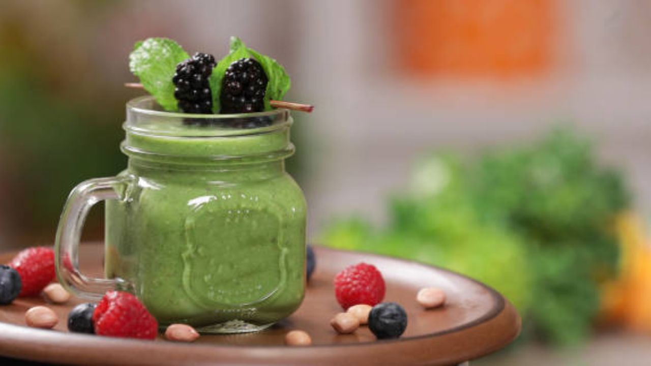 उन्हाळ्याच्या दिवसांमधे शरीर रिफ्रेशिंग ठेवण्यासाठी काकडीचा वापर करून बनवलेली स्मूदी प्यावी. यामुळे पोटात वाढलेली उष्णता कमी होते आणि शरीरात थंडावा राहतो. 