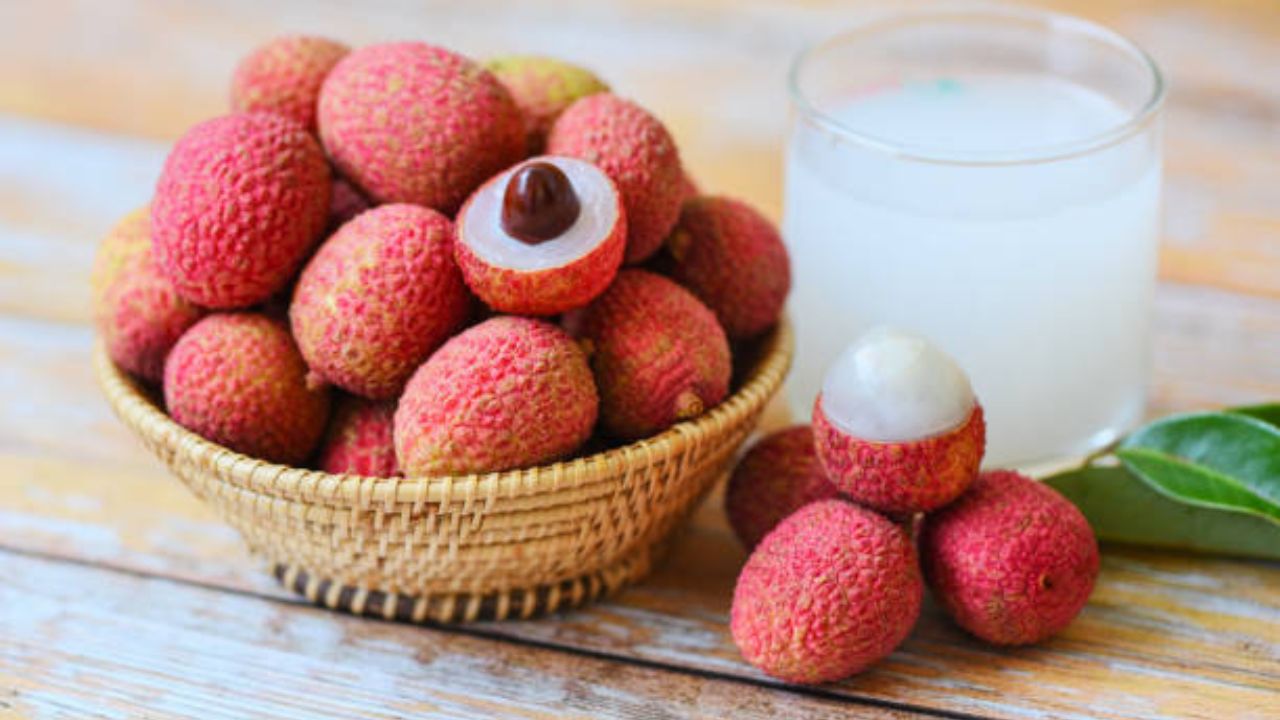 उन्हाळ्यात शरीरासाठी प्रभावी ठरेल ‘हे’ पाणीदार फळ, नियमित खाल्ल्यास पचनक्रिया सुधारण्यासोबतच त्वचेवर येईल चमक