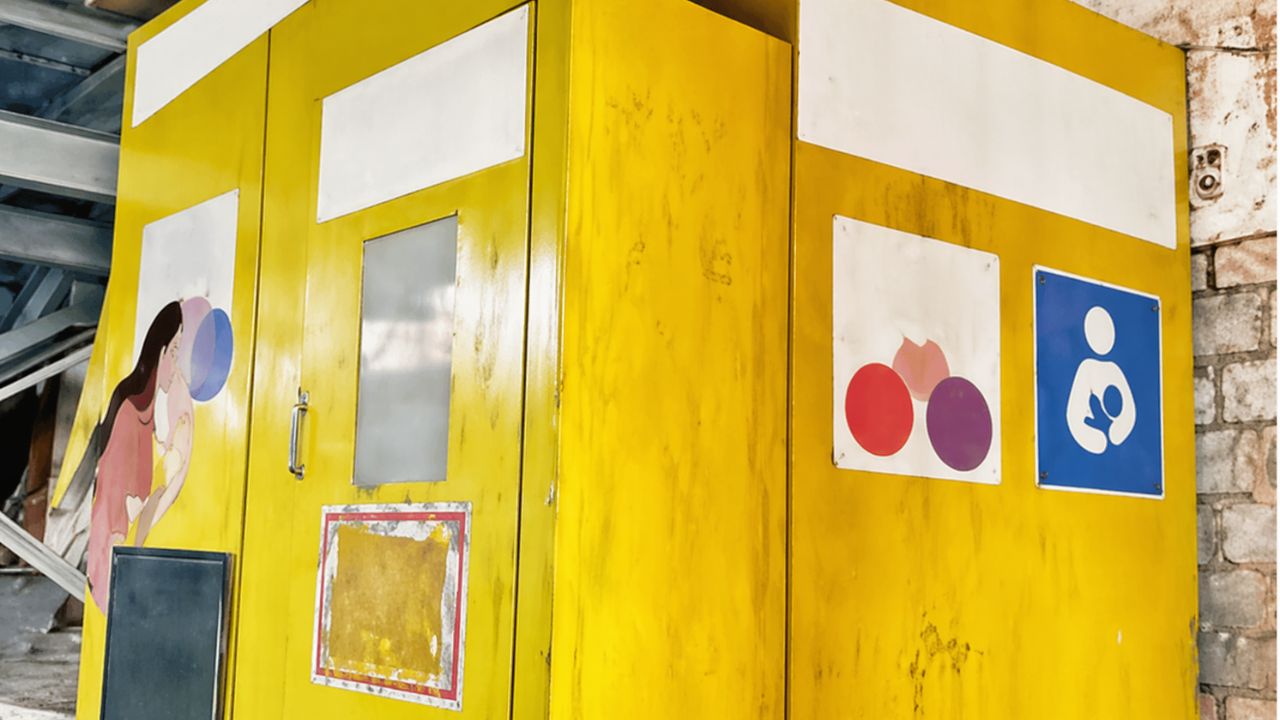 रेल्वेस्थानकांतील स्तनपान केंद्रांची झाली कचराकुंडी! कुर्ल्यात गुटखा बहाद्दरांनी केंद्र ‘लाल’ रंगाने रंगवले,दिशादर्शक फलकांचा अभाव