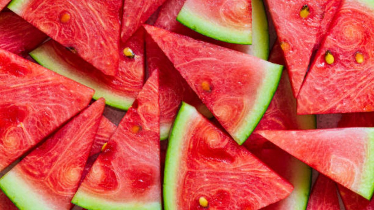 वाढत्या उन्हाळ्यात आवडीने कलिंगड खात असाल तर थांबा! ‘या’ लोकांच्या आरोग्यासाठी ठरेल अतिशय घातक