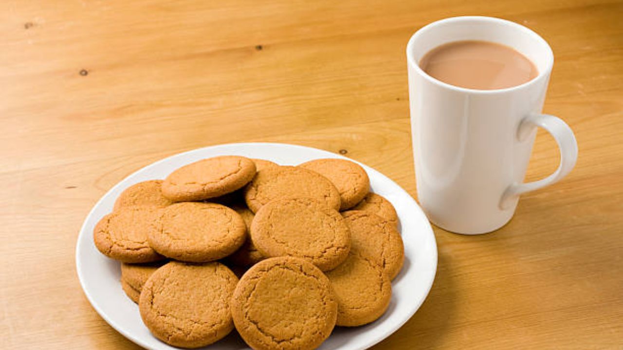 सकाळच्या नाश्त्यात नियमित चहा बिस्कीट खात असाल तर थांबा! आरोग्यावर होतील गंभीर परिणाम, वेळीच व्हा सावध