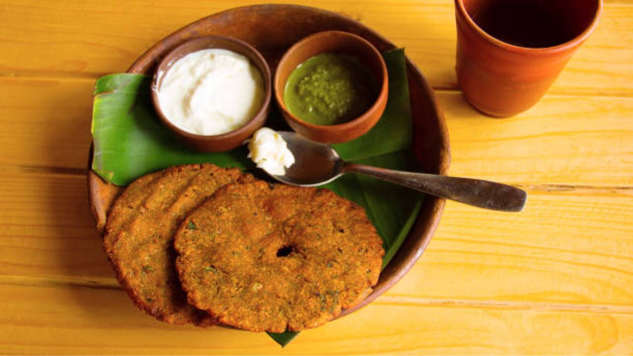 उन्हाळ्यात नाश्त्यासाठी खास पदार्थ! १०मिनिटांमध्ये बनवा आंबटगो कैरीचे थालीपीठ, नेहमीपेक्षा लागेल वेगळी चव