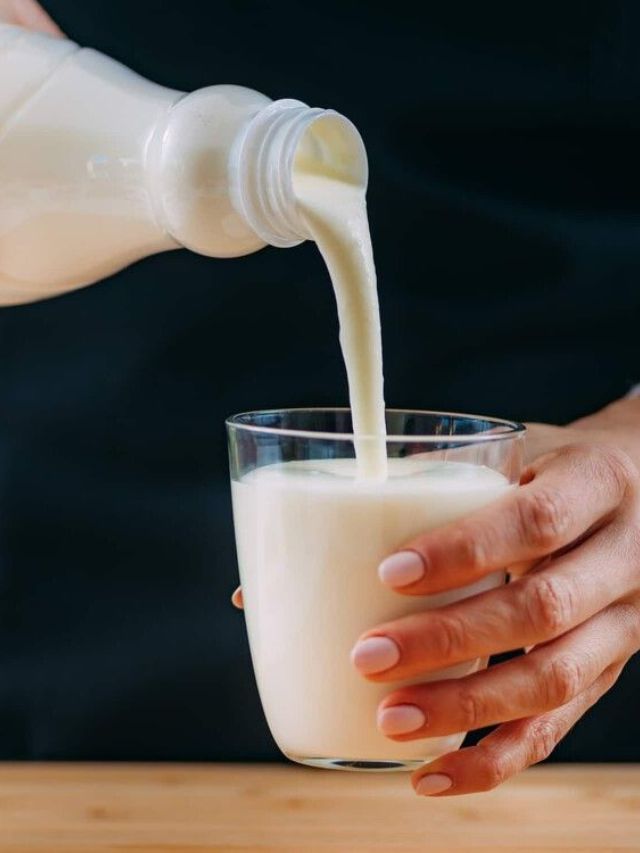 तुमच्याही घरी भेसळयुक्त दूध येते का? कसे ओळखाल?