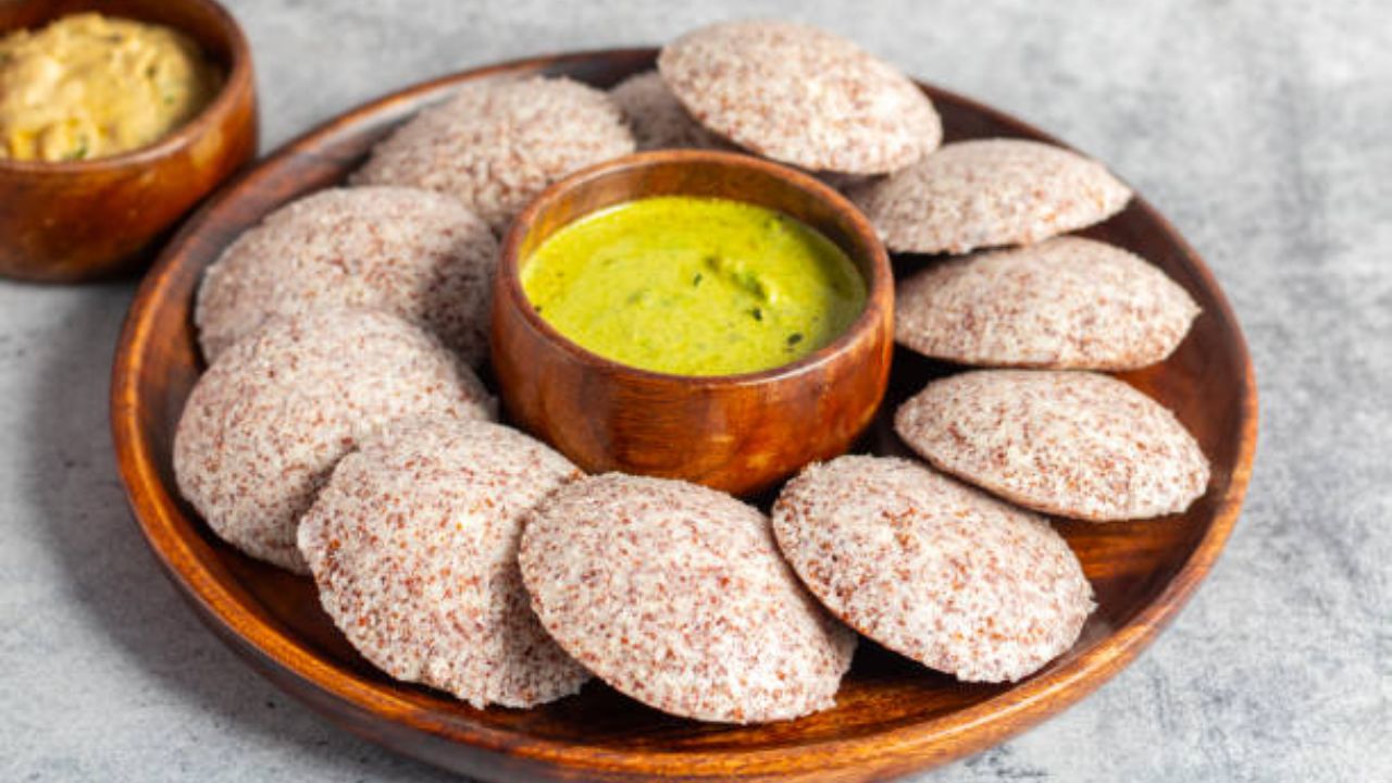 तांदळाची इडली खाऊन वैताग आला आहे? मग लोह आणि कॅल्शियमने समृद्ध असलेली नाचणी इडली नक्कीच बनवून पहा