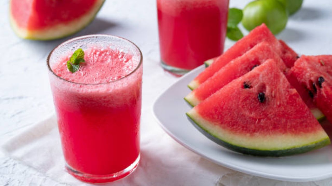 Summer Drink: कडाक्याच्या उन्हाळ्यात मूड होईल फ्रेश! थकलेल्या शरीराला ऊर्जा देण्यासाठी ५ मिनिटांमध्ये बनवा कलिंगड सरबत