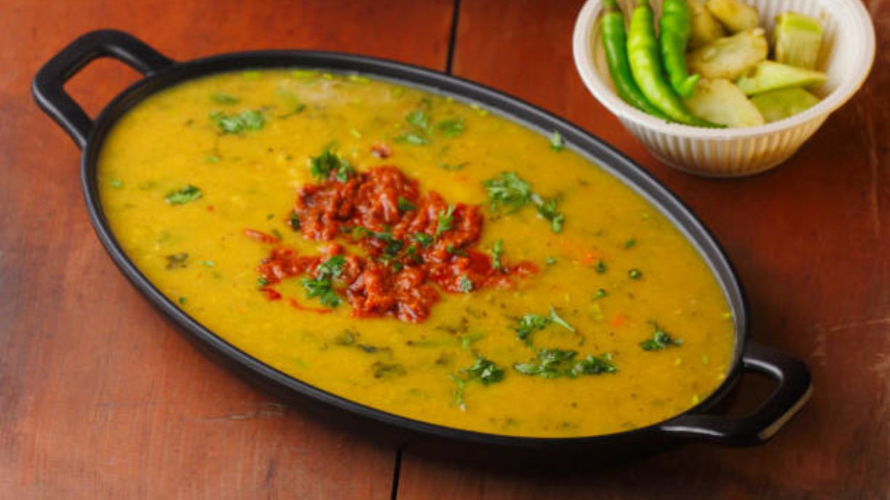 जेवणाची वाढेल दुप्पट चव! हिरव्या मुगापासून बनवा झटपट चमचमीत पौष्टिक डाळ, नोट करून घ्या रेसिपी