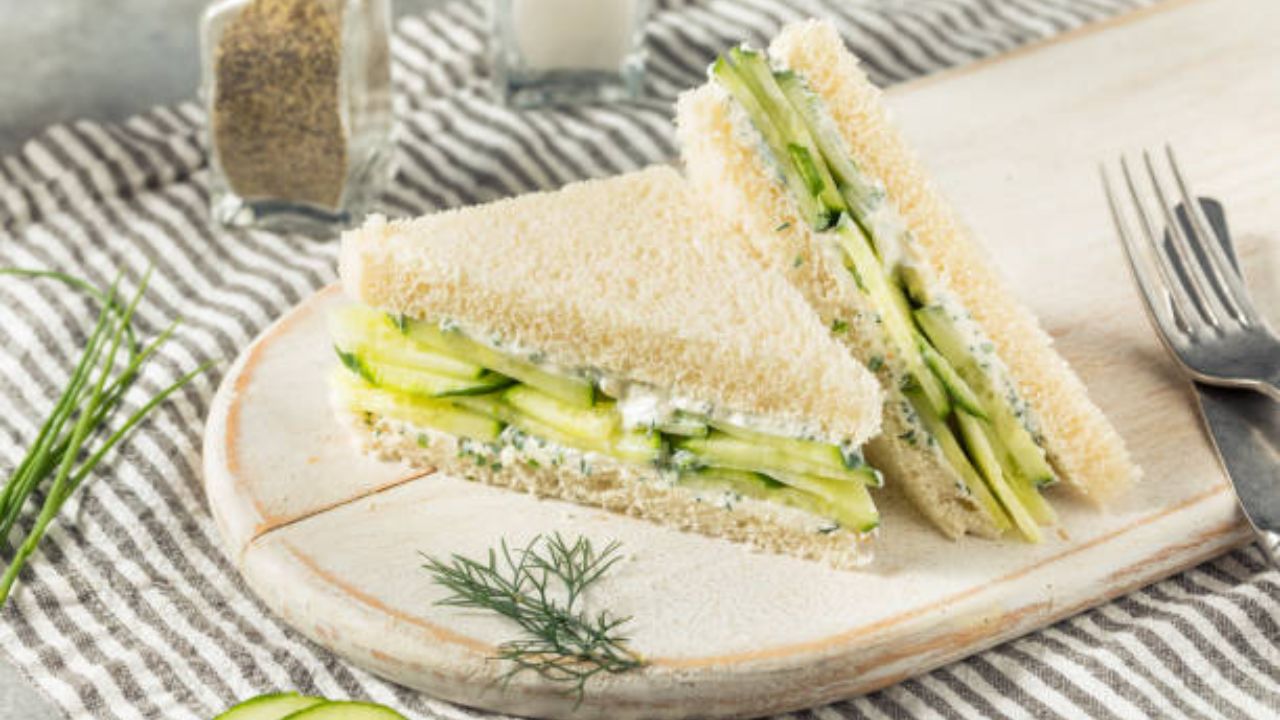 Breakfast Recipe: सकाळच्या नाश्त्यासाठी ५ मिनिटांमध्ये बनवा काकडीचे सँडविच, चहा चपातीसाठी उत्तम पर्याय