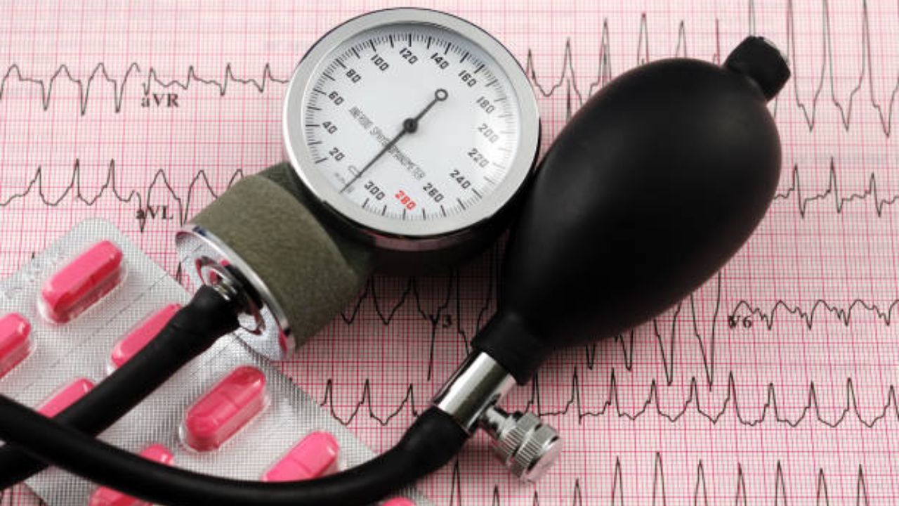 High Blood Pressure वाढवण्यास कारणीभूत ठरतात ‘या’ गंभीर चुका! तरुण वयातच घ्याव्या लागतील उच्च रक्तदाबाच्या गोळ्या