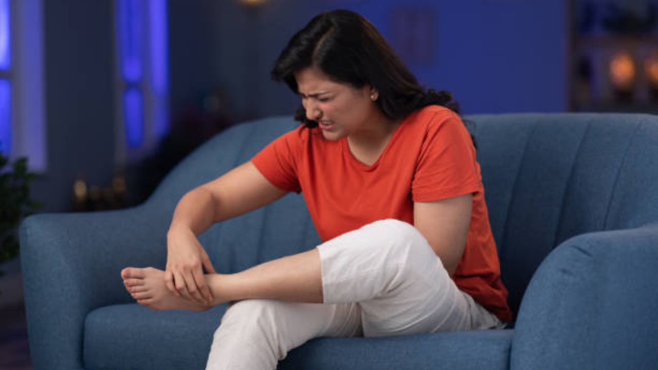 झोपल्यानंतर पायांमध्ये सतत गोळे येतात? संधिवात व हाडांचा त्रास वाढवण्यास कारणीभूत ठरतात जीवनशैलीतील ‘या’ चुका